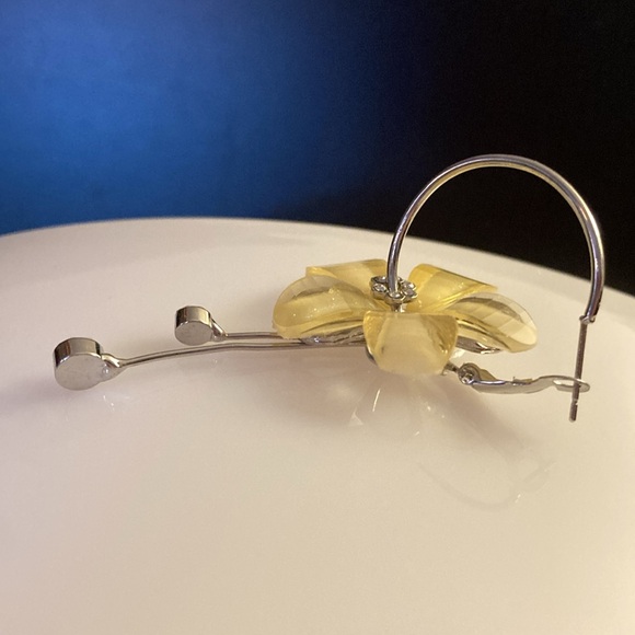 NWOT - Light Yellow Flower Silvertone Hoop Pierced Earrings & White Crystals - Picture 8 of 11